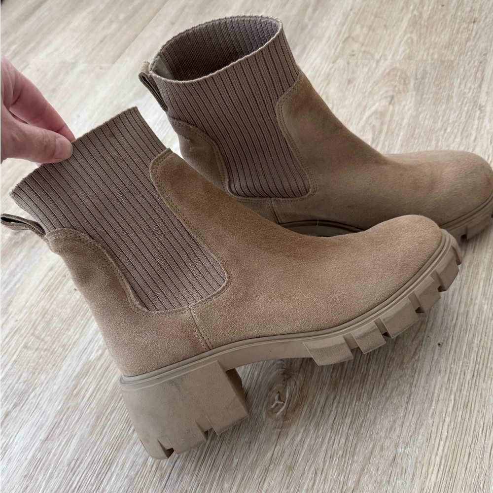 Steve Madden Tan Ankle Boots. Size 8